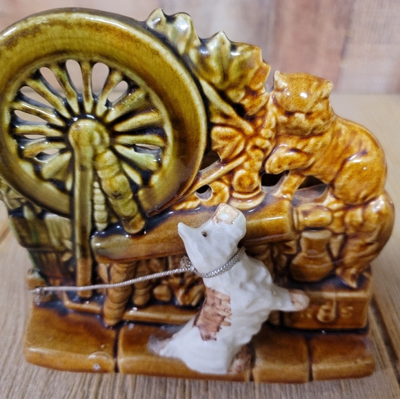 McCoy Spinning wheel Pottery planter - Picture 6 of 6